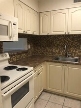 9467 SW 76th St in Miami, FL - Building Photo - Building Photo