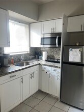 2525 NW 33rd St-Unit -2 in Miami, FL - Foto de edificio - Building Photo