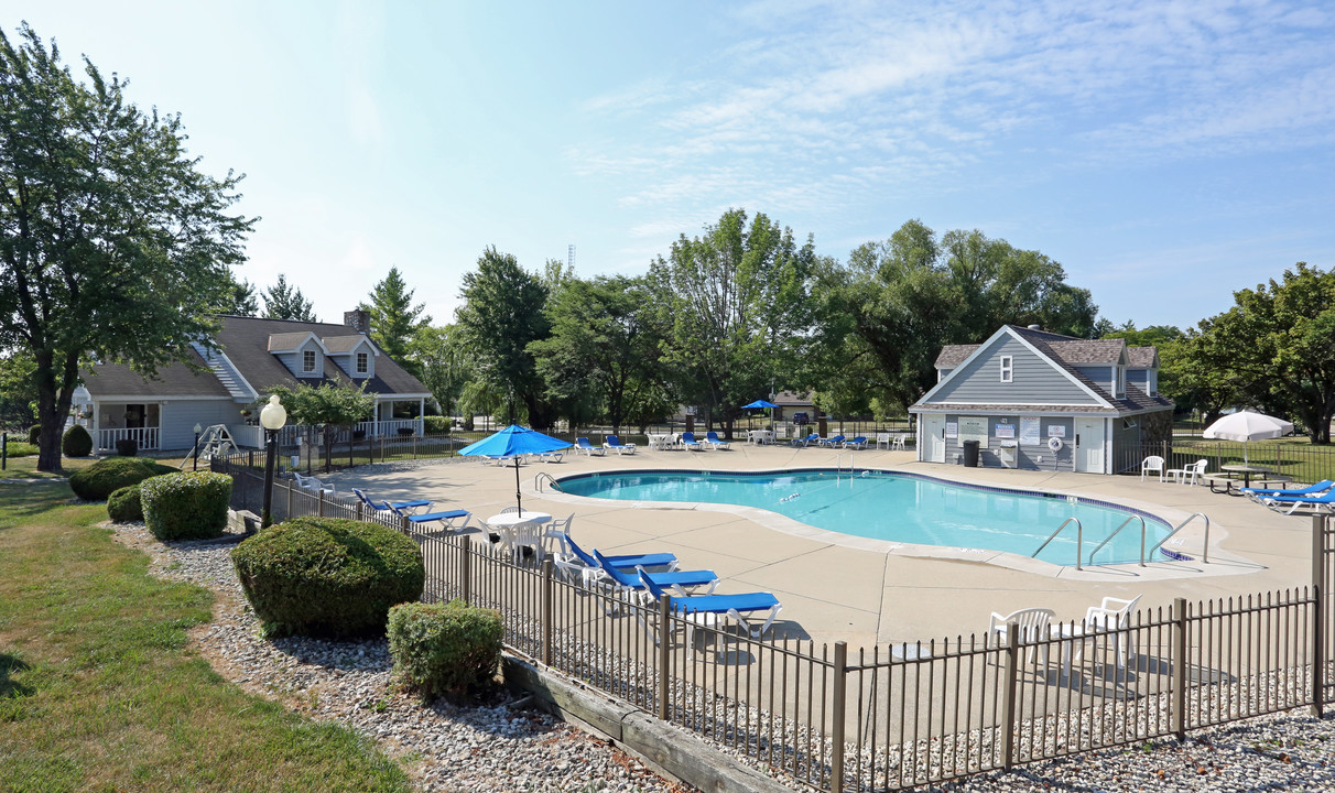 Heritage Village Apartments in Greenfield, WI - Building Photo