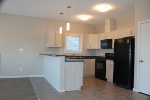 3940 Claxton Loop SW in Edmonton, AB - Building Photo