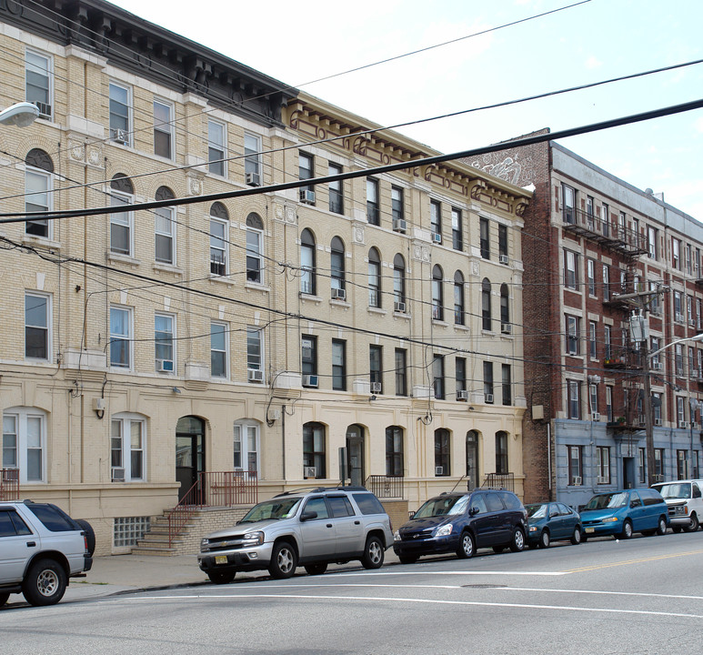 1308 Palisade Ave in Union City, NJ - Building Photo