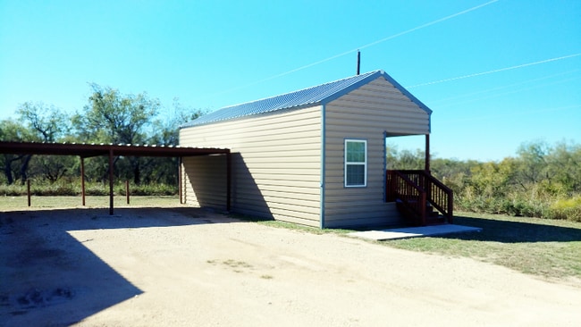 2004 Family Ln. in Clyde, TX - Foto de edificio - Building Photo