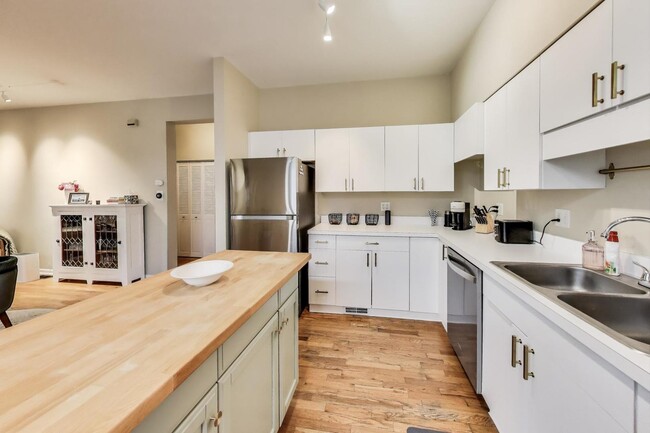 1640 W Diversey Pkwy in Chicago, IL - Building Photo - Building Photo