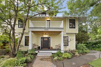 3939 Burke Ave N in Seattle, WA - Building Photo - Building Photo
