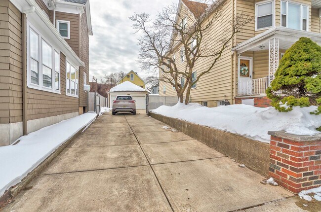 28 W 37th St in Bayonne, NJ - Building Photo - Building Photo