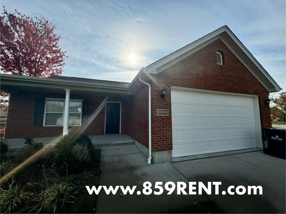 6936 Sandbur Ct in Burlington, KY - Building Photo