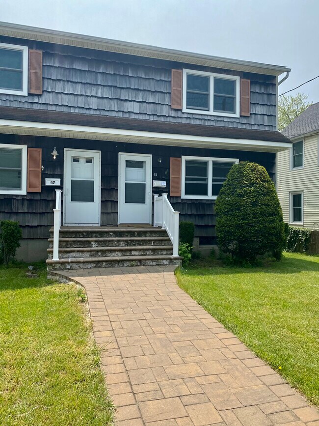 45 Railroad Ave Apartments and Nearby Amityville Apartments For Rent