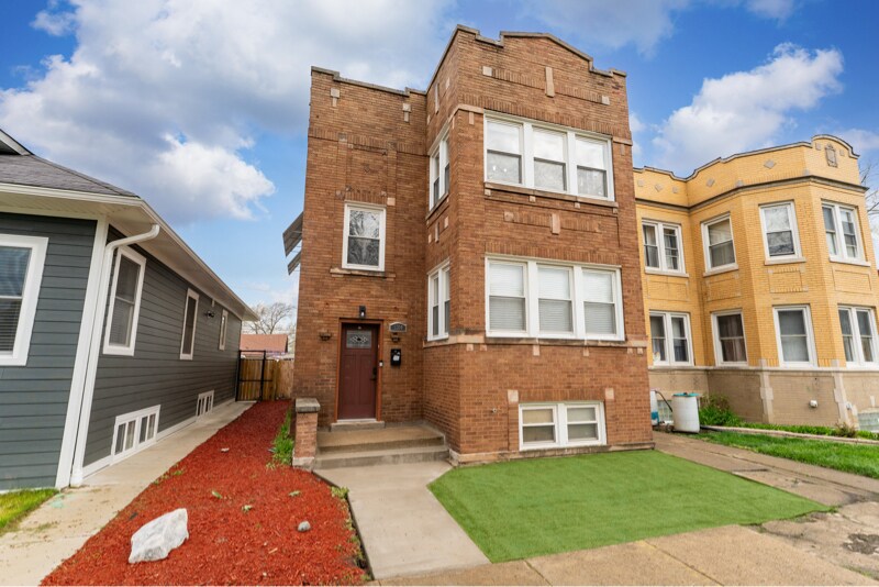 5304 W Cornelia Ave in Chicago, IL - Building Photo