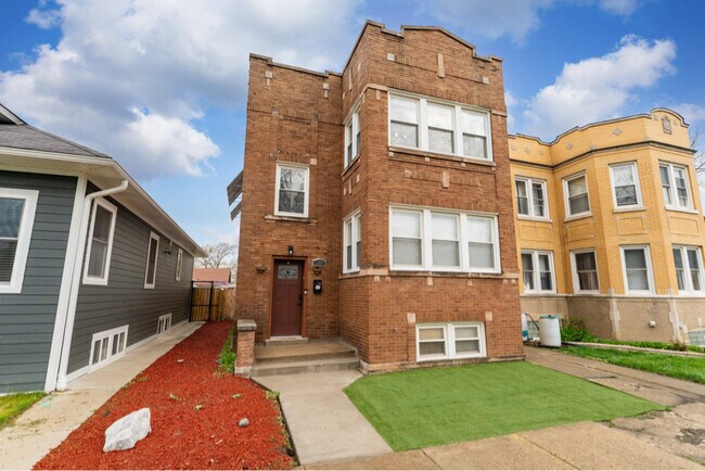 property at 5304 W Cornelia Ave