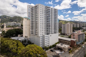 Holomua in Honolulu, HI - Building Photo - Building Photo