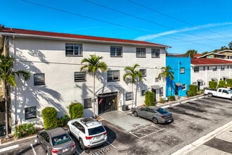 Fountain Court Apartments in St. Petersburg, FL - Building Photo - Building Photo