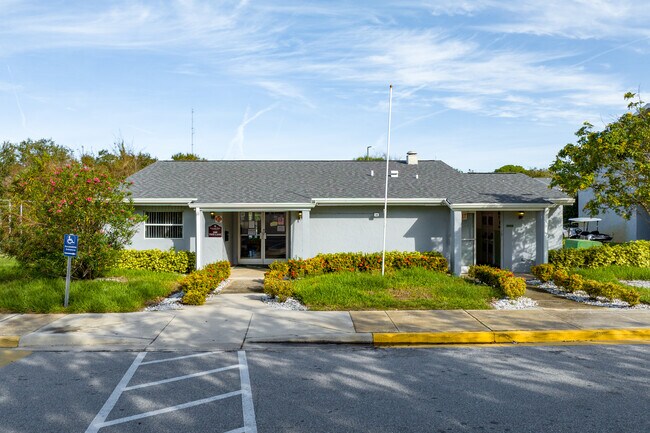 Emerald Place Apartments in Titusville, FL - Foto de edificio - Building Photo