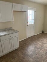 2227 Liverpool Ln in Louisville, KY - Building Photo