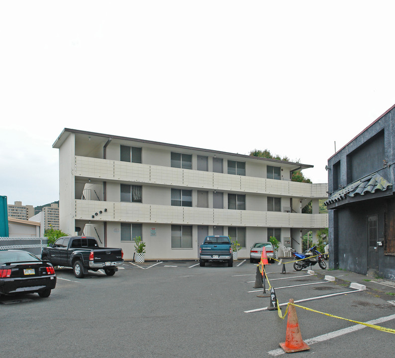 3002 Waialae Ave in Honolulu, HI - Building Photo