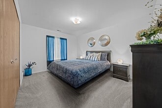 Westwood Village Apartments in Westland, MI - Foto de edificio - Building Photo