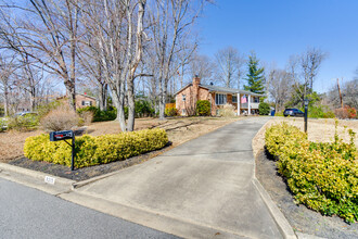 9215 Cherrytree Dr, Unit Primary Ensuite in Alexandria, VA - Building Photo - Building Photo