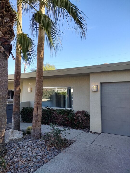 558 Calle Abronia S in Palm Springs, CA - Building Photo