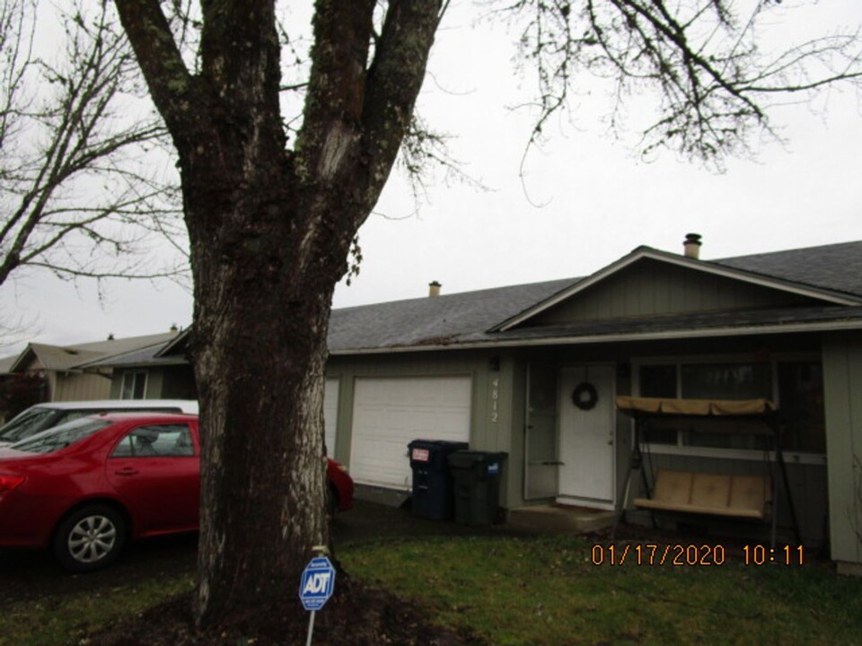 4812-4814 Elderberry Loop in Springfield, OR - Building Photo