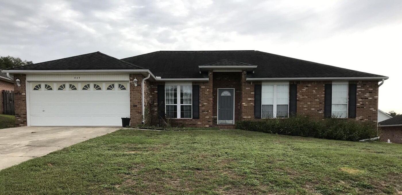 804 Travis Ct in Crestview, FL - Building Photo