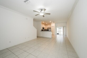 2182 Azure Vw Wy in Lutz, FL - Foto de edificio - Building Photo