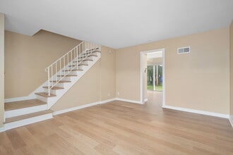 447 Olian Dr in Hazelwood, MO - Foto de edificio - Building Photo