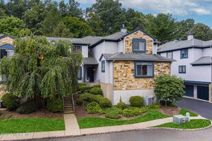 70 Overlook Dr in Hackettstown, NJ - Building Photo