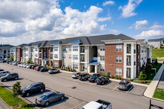 The Flats at Summit Station in South Park, PA - Foto de edificio - Building Photo