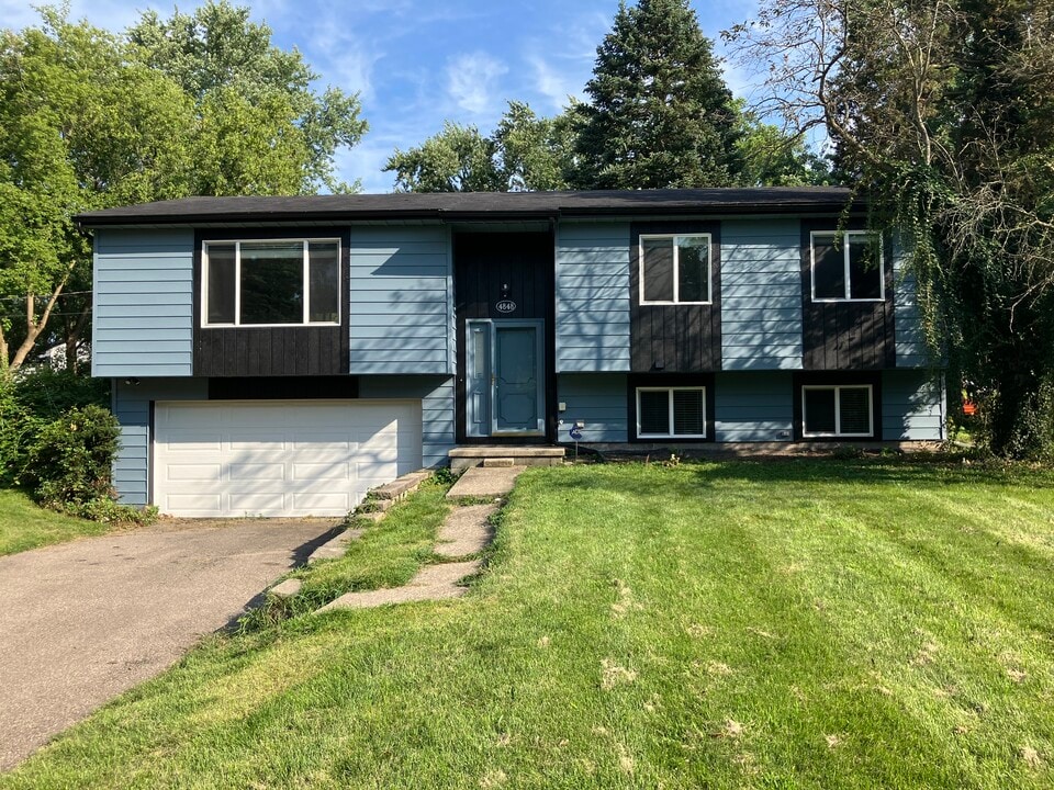 4848 Cole Blvd in Ypsilanti, MI - Foto de edificio