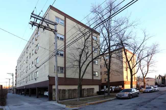 Thatcher Woods Apartments in Elmwood Park, IL - Foto de edificio - Building Photo