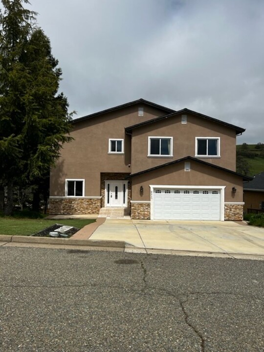 253 Sutter Crest W in Sutter Creek, CA - Foto de edificio