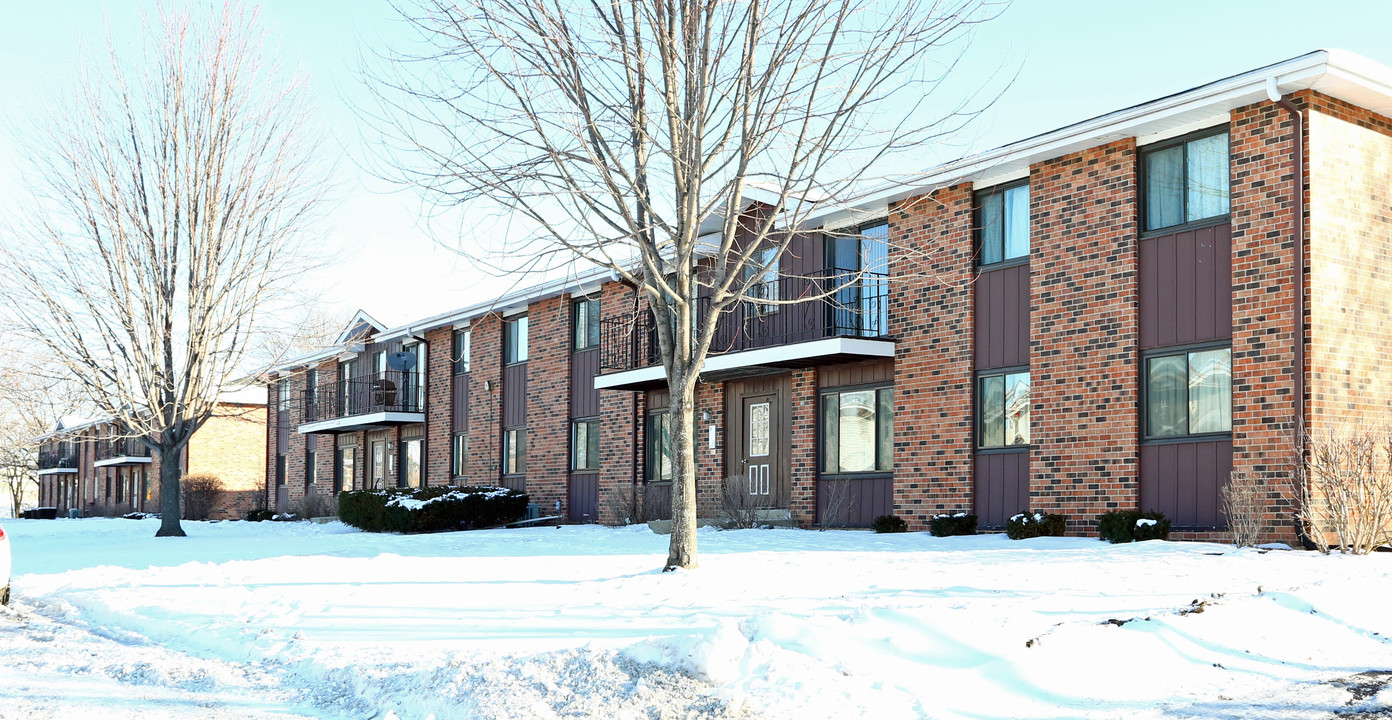 Windsong Court Apartments in Racine, WI - Building Photo