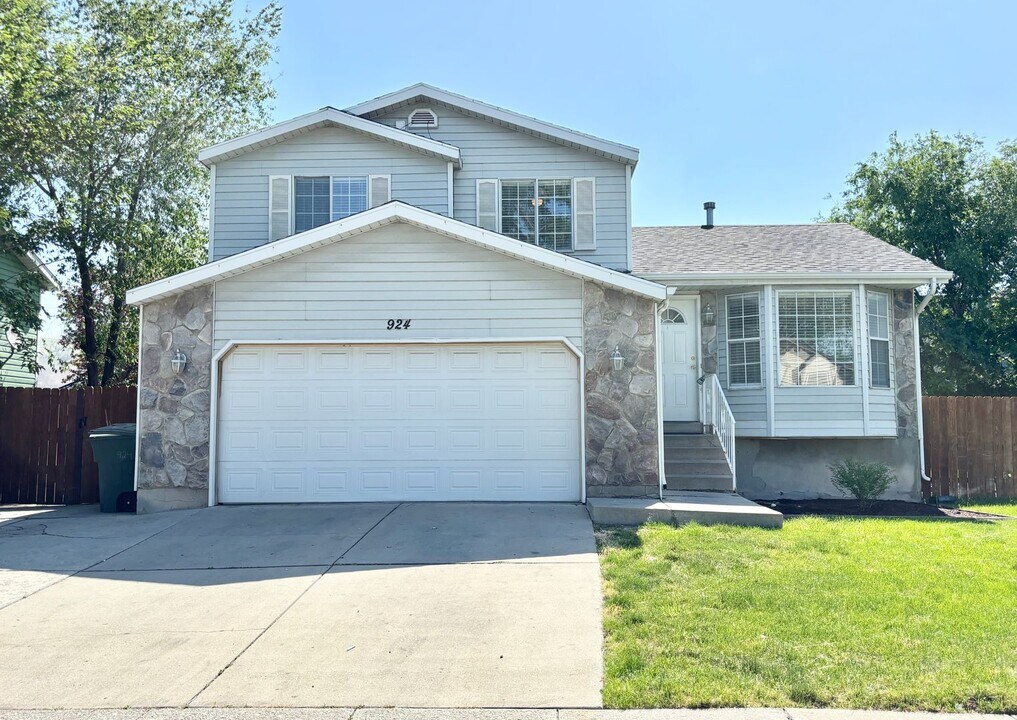 924 Starcrest Dr in Salt Lake City, UT - Building Photo