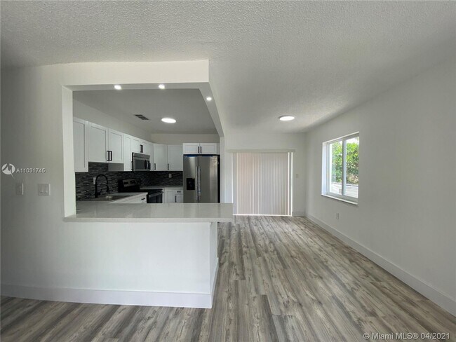 46 NW 44th St-Unit -46 in Miami, FL - Building Photo - Building Photo