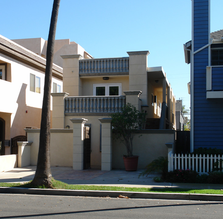 128 13th St in Seal Beach, CA - Building Photo