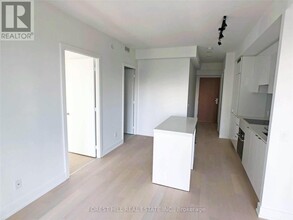 7-2517 Grenville St in Toronto, ON - Building Photo - Building Photo