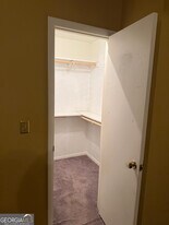 5734 Wells Cir in Stone Mountain, GA - Building Photo