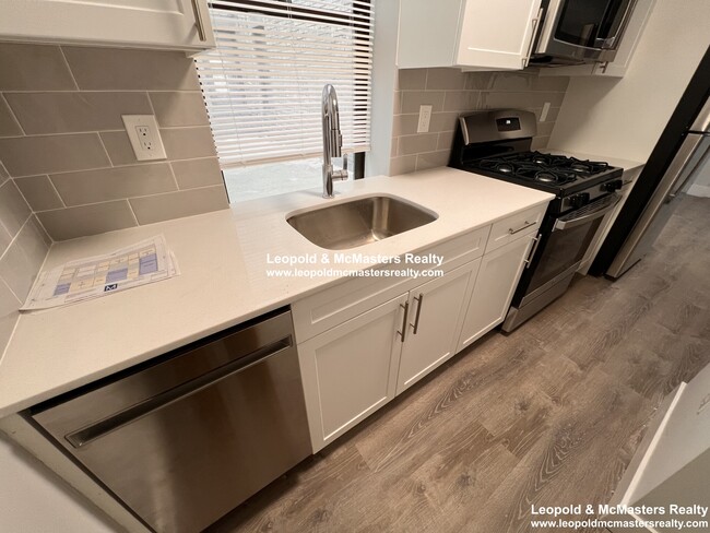 67 Park Dr, Unit D in Boston, MA - Foto de edificio - Building Photo