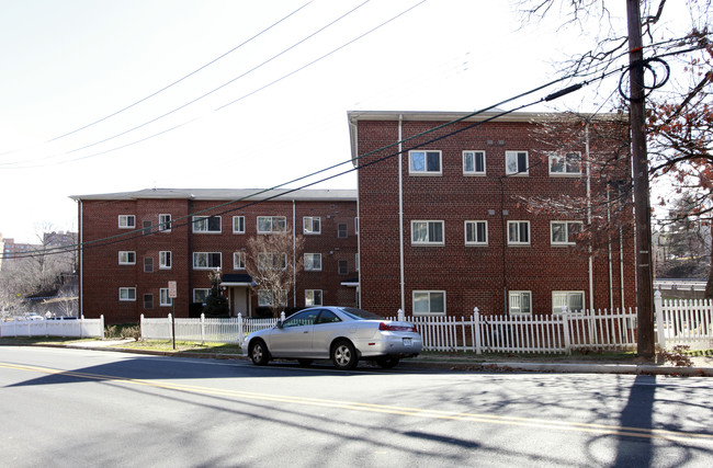 Rhodes Manor Apartments in Arlington, VA - Foto de edificio - Building Photo