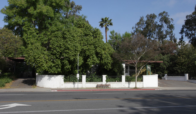 Cliff Dwellers Apartments in Riverside, CA - Foto de edificio - Building Photo