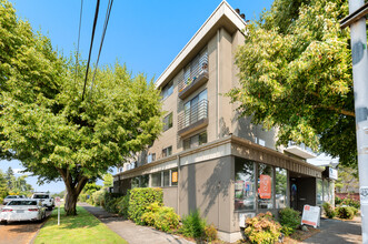 Holly Court in Seattle, WA - Building Photo - Building Photo