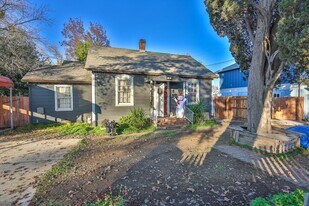 35 Oak Ave in Woodland, CA - Building Photo