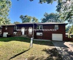 1300 NW 6th Terrace in Blue Springs, MO - Building Photo