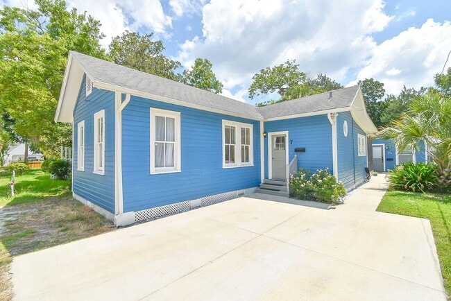 property at 7 Dupont Ln