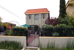 112 Dudley Ave in Venice, CA - Building Photo
