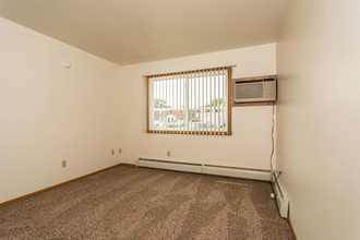 Amberwood Court Apartment Community in Grand Forks, ND - Building Photo - Building Photo