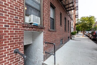 98 Cooper St in New York, NY - Building Photo - Building Photo