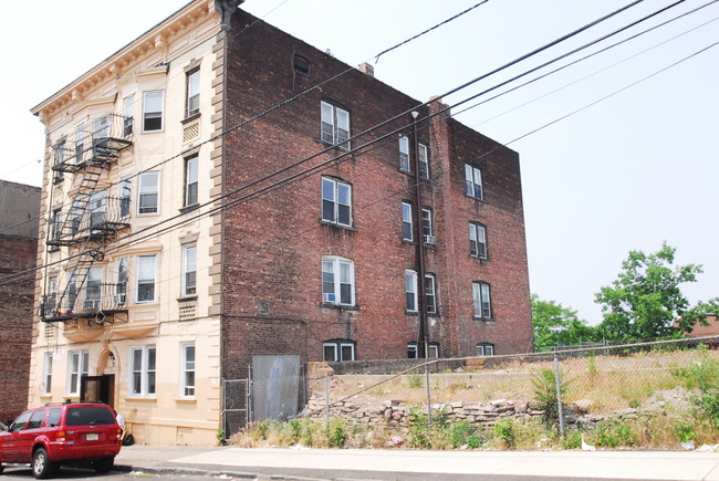 141-143 Governor St in Paterson, NJ - Foto de edificio - Building Photo