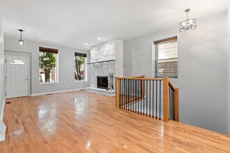 1147 W Taylor St, Unit 1 in Chicago, IL - Building Photo - Building Photo
