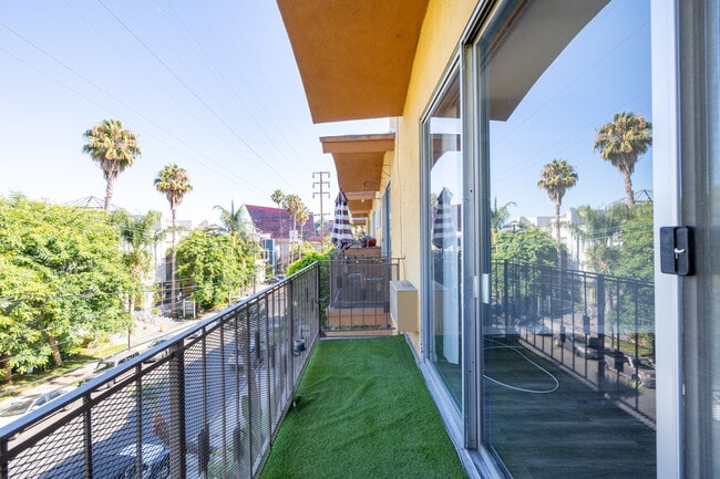 909 Palm Ave in West Hollywood, CA - Building Photo - Building Photo