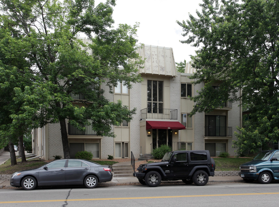 24 E Diamond Lake Rd in Minneapolis, MN - Foto de edificio